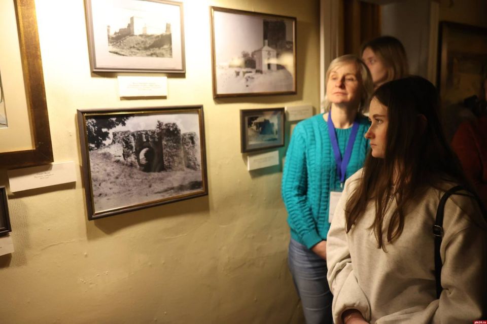 Выставка «Хранитель времени» открылась в Изборске Выставка «Хранитель времени» открылась в Изборске