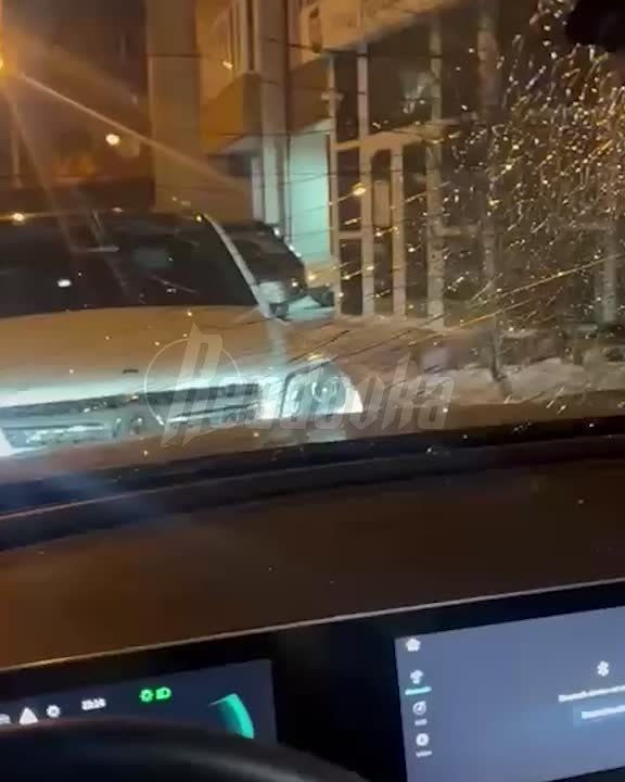 Кусок канализационного люка пробил лобовое стекло машины с детьми в Красноярске