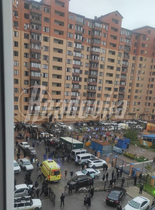 Несколько сильных взрывов прозвучало в Каспийске — повреждена многоэтажка и машины во дворе