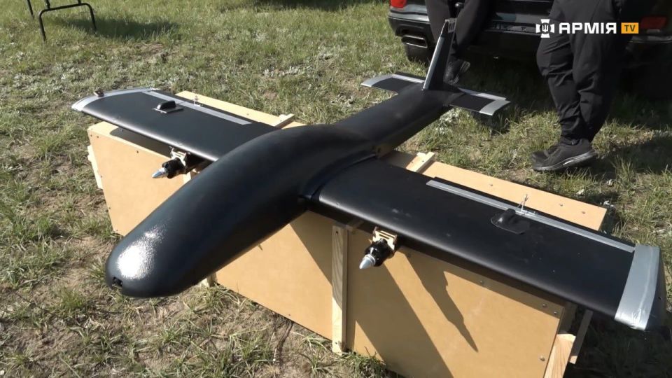 Противник демонстрирует копии российских дpонов "Орлан-10", "Молния-2" и "Гербера" Противник демонстрирует копии российских дpонов "Орлан-10", "Молния-2" и "Гербера"