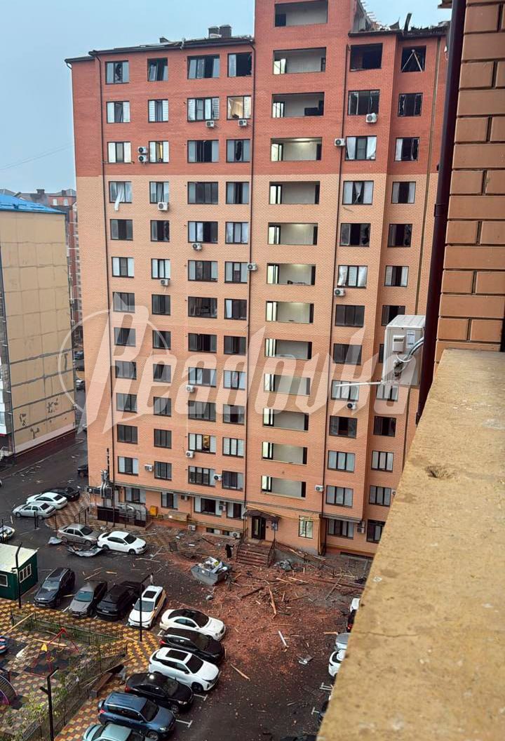 Несколько сильных взрывов прозвучало в Каспийске — повреждена многоэтажка и машины во дворе Несколько сильных взрывов прозвучало в Каспийске — повреждена многоэтажка и машины во дворе