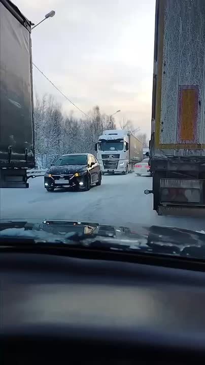 85 километров пробки в лютый мороз: тысячи автомобилей застряли на трассе «Байкал»