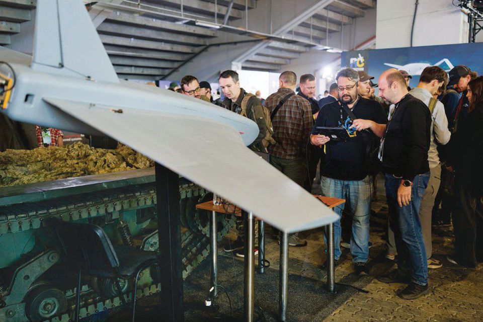 Противник демонстрирует копии российских дpонов "Орлан-10", "Молния-2" и "Гербера" Противник демонстрирует копии российских дpонов "Орлан-10", "Молния-2" и "Гербера"