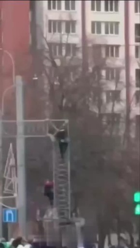 Екатерина Мизулина: 33 хулигана-зацепера из разных регионов задержаны полицией в Санкт-Петербурге: они перебегали скоростную трассу, сорвали токоприёмник с крыши троллейбуса и залезали на столбы