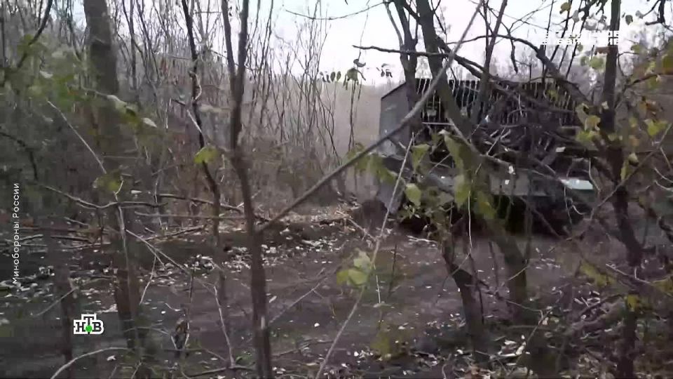 Еще недавно в украинской и западной прессе посмеивались над нашим танком, получившим прозвище «Царь-мангал», а теперь на фронте можно увидеть американские БТР, которые тоже обставлены металлическими листами и проволокой