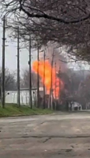 В Херсоне сильный пожар после прилета по АЗС