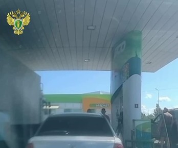 Топором по голове за заправку вне очереди