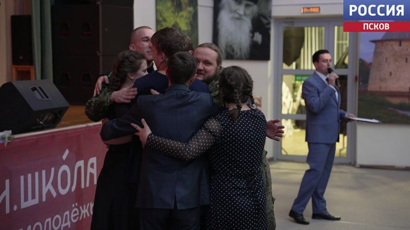 Спектакль по историям участников СВО "Нет уст святее товарищества" подготовили ребята из образовательного заезда "СоТворение" в Печорах Спектакль по историям участников СВО "Нет уст святее товарищества" подготовили ребята из образовательного заезда "СоТворение" в Печорах