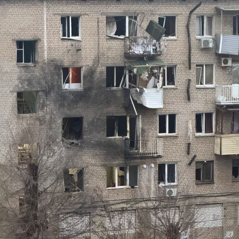 2 человека пострадали в Волгограде в результате попадания дрона в жилую многоэтажку