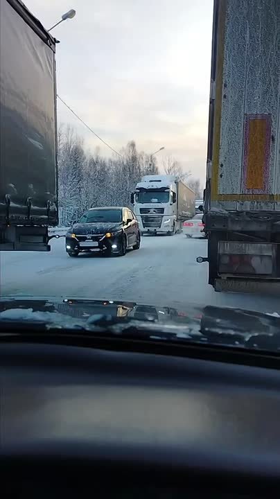 Пробка на 85 км. Автомобилисты с детьми парализованы на трассе