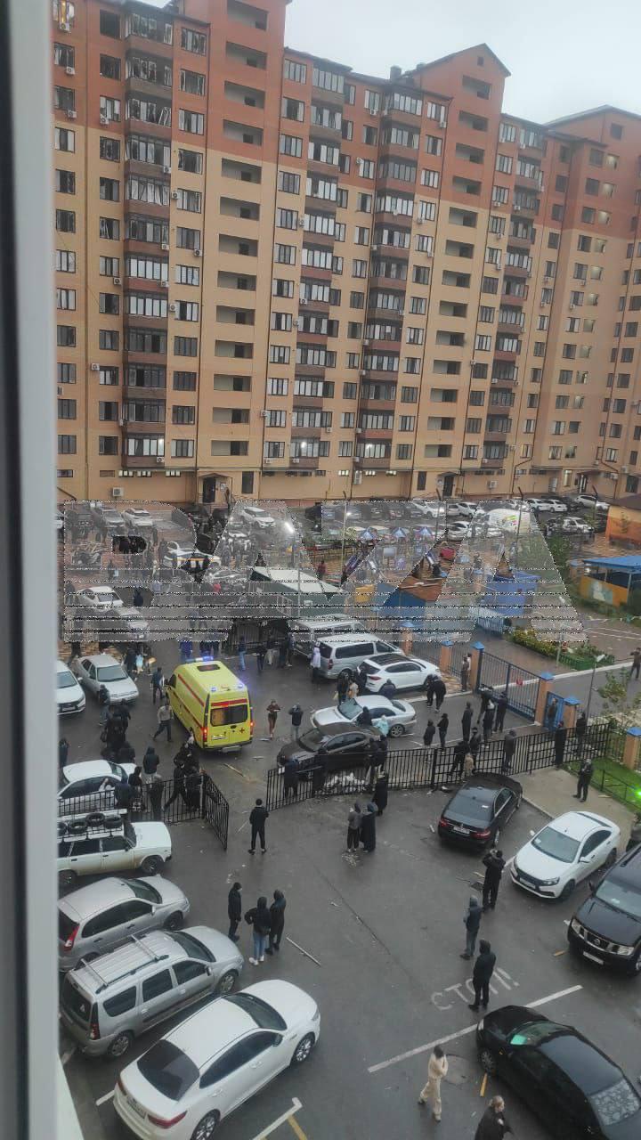 В Дагестане прогремели взрывы: повреждена многоэтажка и 15 машин В Дагестане прогремели взрывы: повреждена многоэтажка и 15 машин