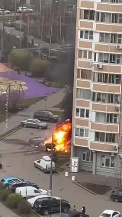 Автомобиль взорвался в жилом дворе Новой Москвы