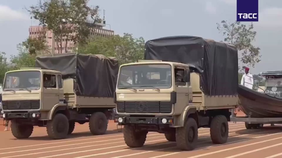 В столице ЦАР прошел военный парад в честь Дня республики