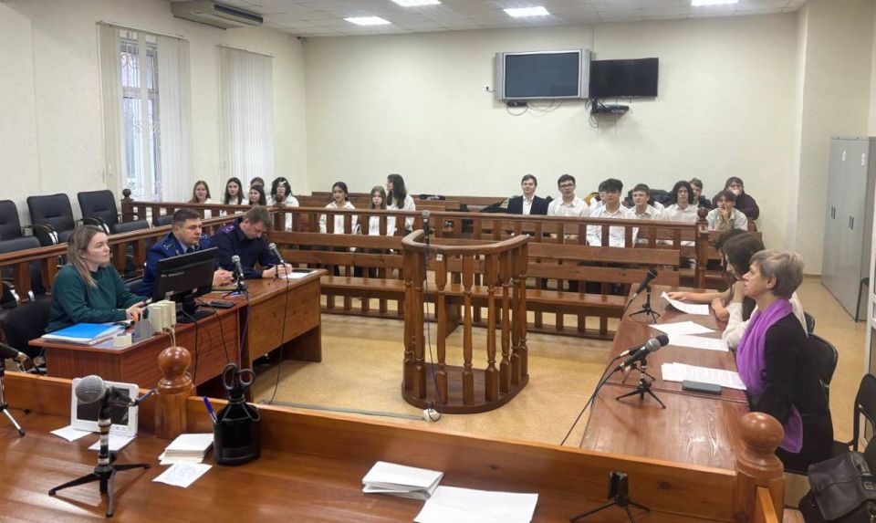 Сегодня в Псковском городском суде прошло игровое судебное заседание по рассмотрению ходатайства следователя об избрании в отношении вымышленного несовершеннолетнего обвиняемого меры пресечения в виде заключения под стражу