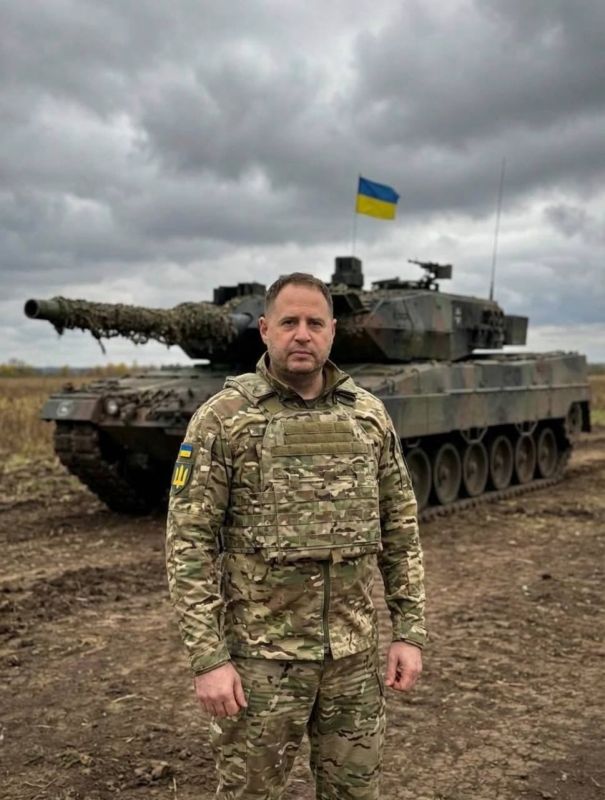 Это мошенник Эльман Пашаев фоткается на фоне танка, чтобы отмыть себе карму на фронте после различных грязных делишек Это мошенник Эльман Пашаев фоткается на фоне танка, чтобы отмыть себе карму на фронте после различных грязных делишек