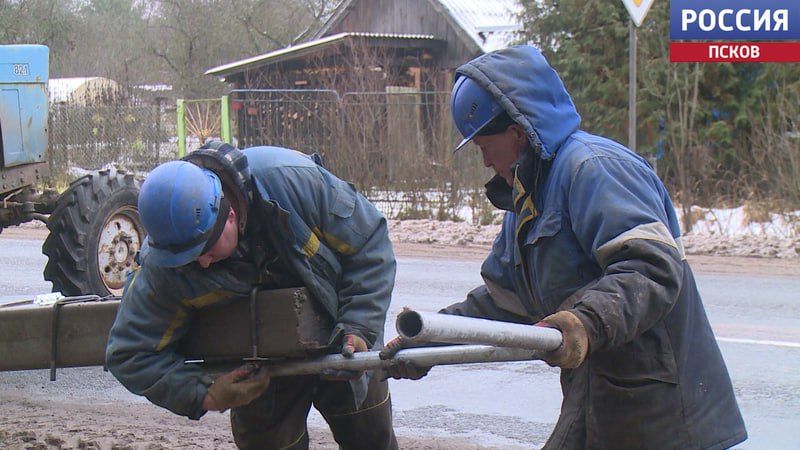 На автомобильной дороге вдоль деревни Песчивка Опочецкого МО идет установка фонарей На автомобильной дороге вдоль деревни Песчивка Опочецкого МО идет установка фонарей