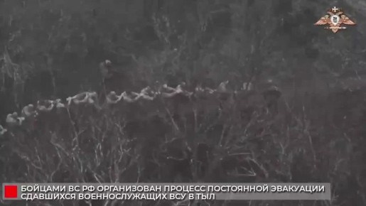 Группы солдат из состава окруженной в Мирнограде группировки ВСУ сдаются в плен российским военным