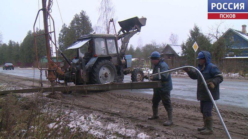 На автомобильной дороге вдоль деревни Песчивка Опочецкого МО идет установка фонарей На автомобильной дороге вдоль деревни Песчивка Опочецкого МО идет установка фонарей