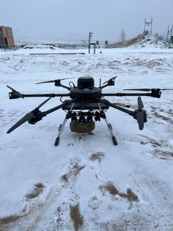 Доброе утро. Тяжелый гексакоптер "Мангас" с подвешенным макетом противотанковой мины ТМ-62