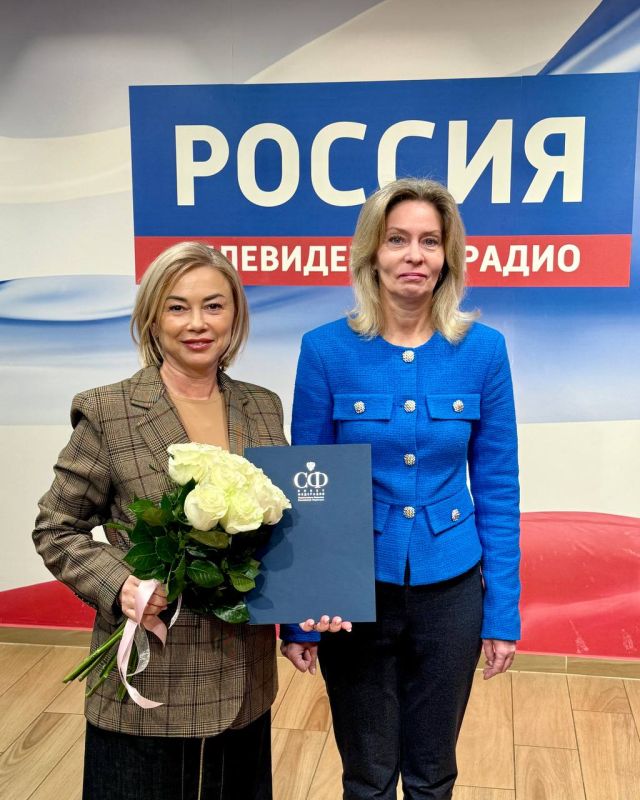 Сенатор ФС РФ Наталья Мельникова сегодня поздравила коллектив ГТРК «Псков» с 95-летием радиовещания и 65-летием телевещания