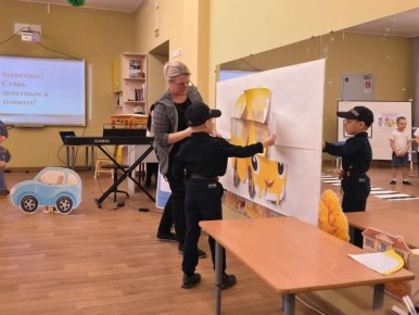 Государственный инспектор дорожного надзора отделения Госавтоинспекции ОМВД России по Псковскому району Елизавета Геращенко провела профилактическую беседу с воспитанниками детского сада "Страна детства", посвященную...