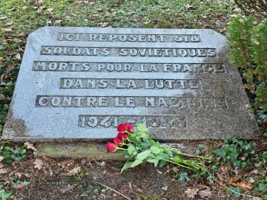 3 декабря 2025 г. по случаю Дня Неизвестного солдата на Южном кладбище г. Страсбурга сотрудники Генерального консульства России возложили цветы к могилам неизвестных советских солдат, павших в борьбе с нацизмом в Европе