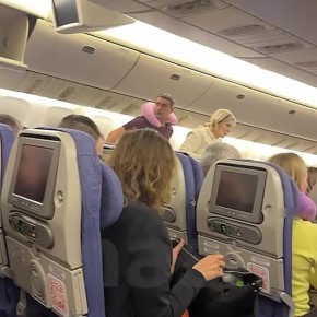 Обстановка на борту Boeing 777-200 сразу после посадки — пассажиры счастливы, потому что благополучно сели