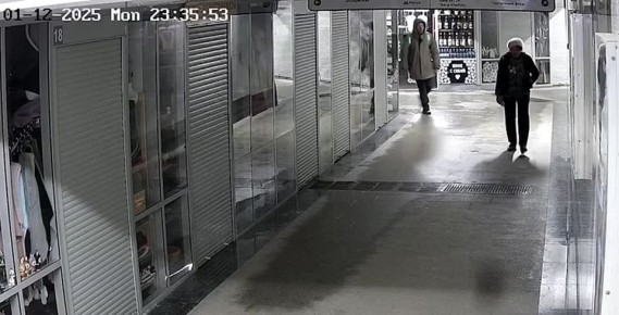 Курьера из Новосибирска, который ударил пенсионерку ногой в голову, задержали на вокзале, сообщили в МВД