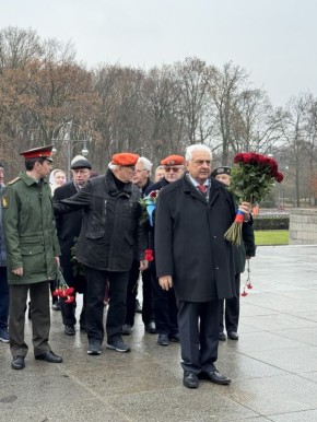 3 декабря 2025 г. по случаю Дня Неизвестного солдата состоялась церемония возложения цветов к мемориалу советским воинам в Тиргартене