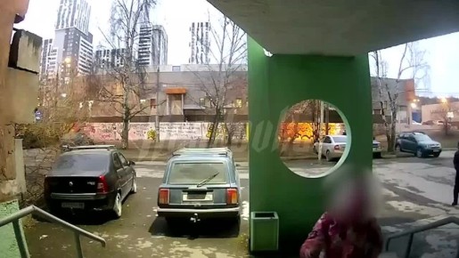Подросток приставал у подъезда к 10-летней девочке в Свердловской области
