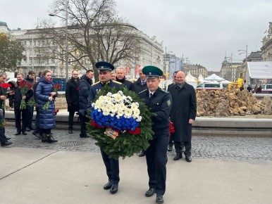 По случаю Дня Неизвестного солдата российские дипломаты во главе с заместителем Министра иностранных дел России А.В.Грушко, прибывшим для участия в заседании Совета министров иностранных дел ОБСЕ, возложили венки и цветы к...