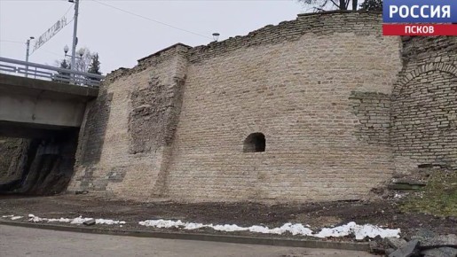 В Пскове завершились первоочередные реставрационные работы на одном из аварийных участков стены окольного города возле Ольгинского моста