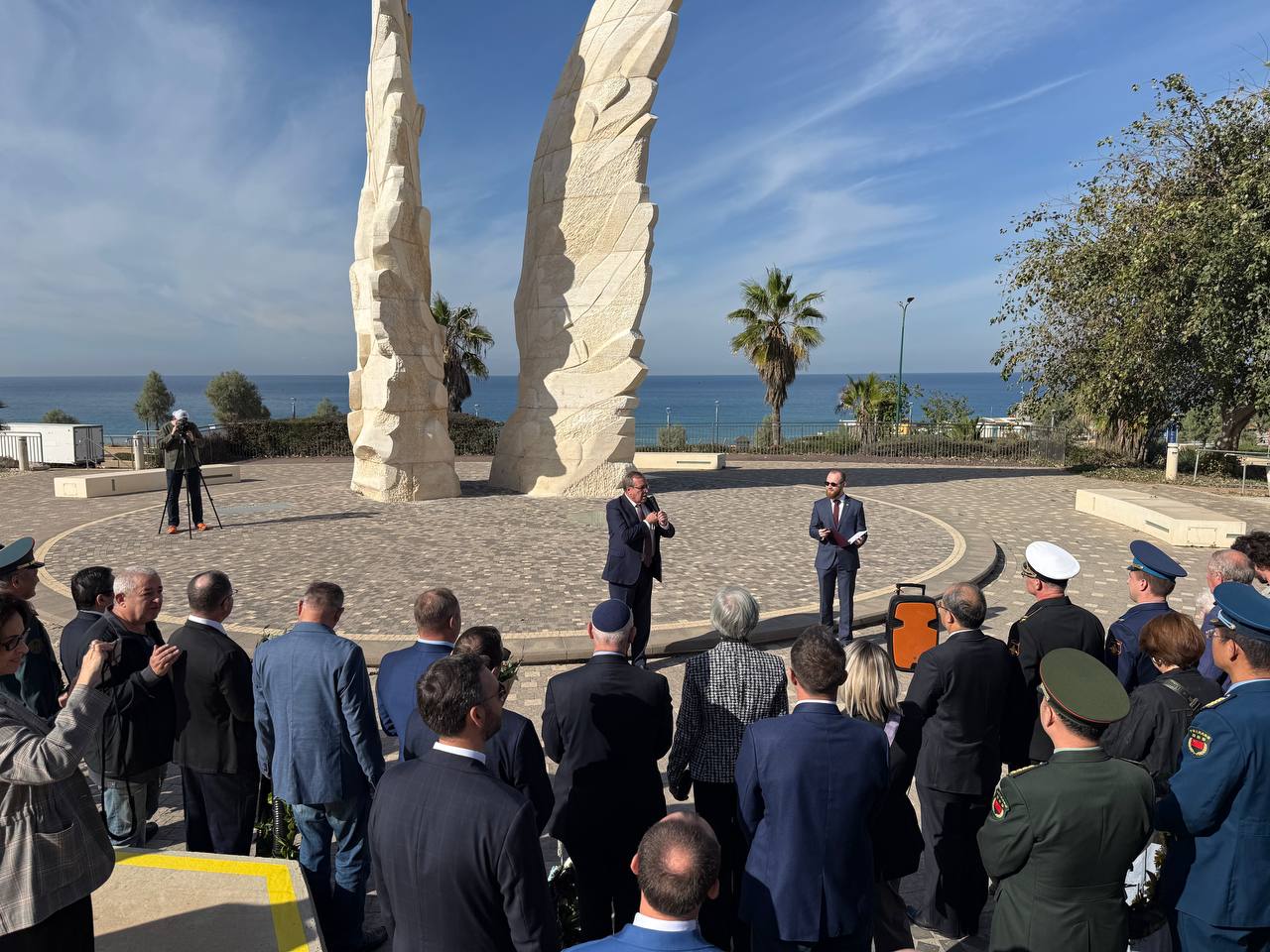 3 декабря в г. Нетании по случаю Дня Неизвестного Солдата Посол России в Израиле А.Д.Викторов принял участие в церемонии возложения венков и цветов к Монументу победы Красной армии над нацистской Германией 3 декабря в г. Нетании по случаю Дня Неизвестного Солдата Посол России в Израиле А.Д.Викторов принял участие в церемонии возложения венков и цветов к Монументу победы Красной армии над нацистской Германией