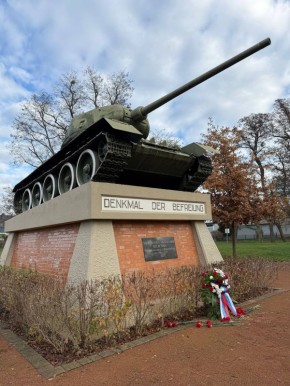 3 декабря 2025 г. по случаю Дня Неизвестного Солдата состоялись торжественно-траурные мероприятия в гг. Байльроде (федеральная земля Саксония), Шёневальде (федеральная земля Бранденбург) и Эльстерверда (федеральная земля...