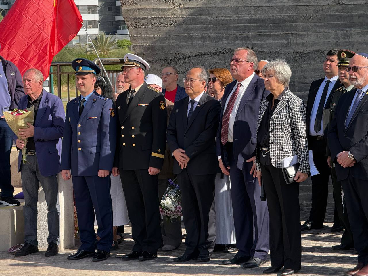 3 декабря в г. Нетании по случаю Дня Неизвестного Солдата Посол России в Израиле А.Д.Викторов принял участие в церемонии возложения венков и цветов к Монументу победы Красной армии над нацистской Германией 3 декабря в г. Нетании по случаю Дня Неизвестного Солдата Посол России в Израиле А.Д.Викторов принял участие в церемонии возложения венков и цветов к Монументу победы Красной армии над нацистской Германией