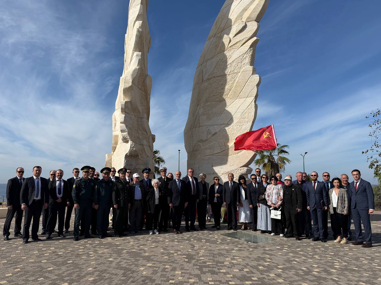 3 декабря в г. Нетании по случаю Дня Неизвестного Солдата Посол России в Израиле А.Д.Викторов принял участие в церемонии возложения венков и цветов к Монументу победы Красной армии над нацистской Германией 3 декабря в г. Нетании по случаю Дня Неизвестного Солдата Посол России в Израиле А.Д.Викторов принял участие в церемонии возложения венков и цветов к Монументу победы Красной армии над нацистской Германией