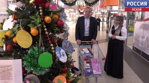 Две сотни просьб к Деду Морозу размещены на великолукской "Елке желаний"