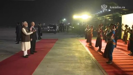 Зажигательные танцы: Путина в Нью-Дейли встретили танцовщицы в национальных одеждах