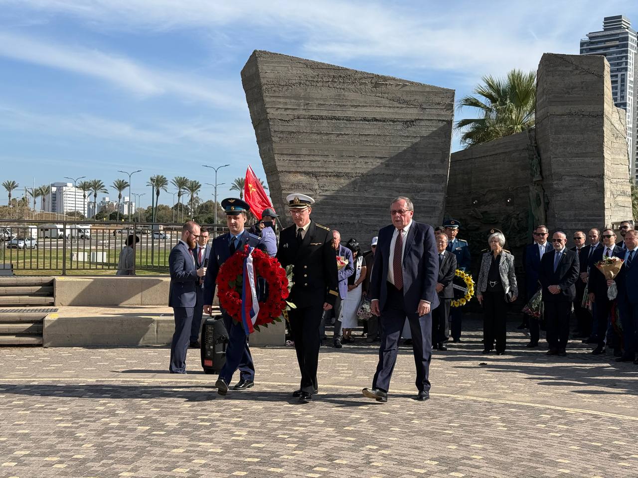 3 декабря в г. Нетании по случаю Дня Неизвестного Солдата Посол России в Израиле А.Д.Викторов принял участие в церемонии возложения венков и цветов к Монументу победы Красной армии над нацистской Германией 3 декабря в г. Нетании по случаю Дня Неизвестного Солдата Посол России в Израиле А.Д.Викторов принял участие в церемонии возложения венков и цветов к Монументу победы Красной армии над нацистской Германией