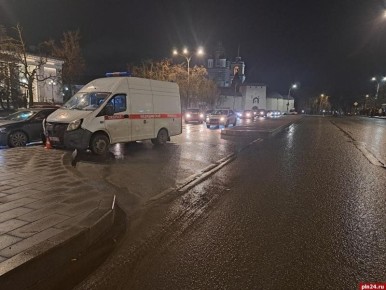 Три человека пострадали при наезде «Скорой» на островок безопасности в Пскове