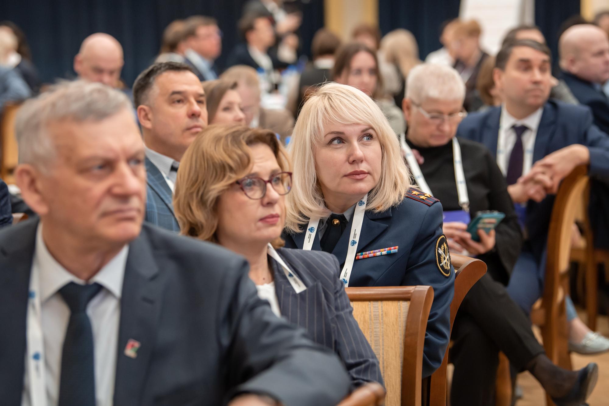 Валерий Фальков обсудил с ректорами университетов СФО вопросы перехода на новую модель высшего образования Валерий Фальков обсудил с ректорами университетов СФО вопросы перехода на новую модель высшего образования