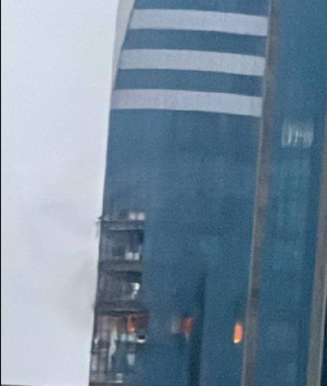 Ночью дрон попал в один из небоскребов в Грозном