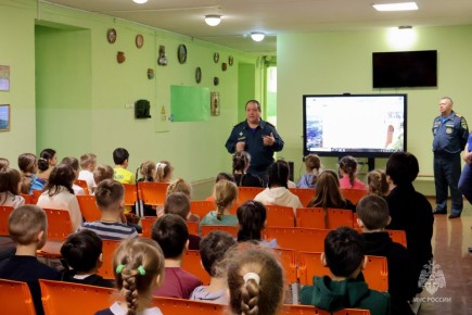 Вместе против беды!. Перед наступлением заморозков и ледостава сотрудники патрульной службы Центра ГИМС Главного управления МЧС России по Псковской области в рамках месячника безопасности на водных объектах в осенне-зимний...