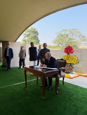 Президент России Владимир Путин оставил запись в книге почётных посетителей комплекса «Раджгхат»