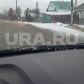 Дорогу завалило куриными тушками в Свердловской области