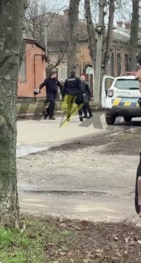 В Полтаве питбуль спасает от могилизации прохожего, и обращает в бегство обоссавших портки людоловов