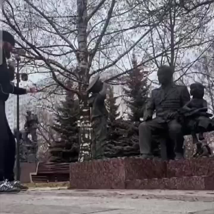 Борец ММА устроил «спарринг» с памятником ветеранам МЧС в Москве