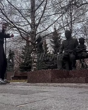 Тренер поп-ММА с сомнительными достижениями использовал памятник ветеранам МЧСникам в Москве в качестве тренажера