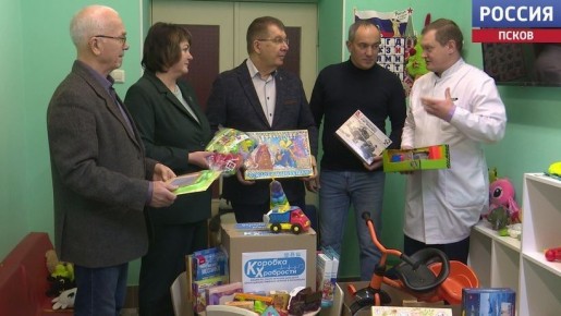 "Коробки храбрости" передали сегодня представители "Единой России" юным пациентам Детской областной клинической больницы