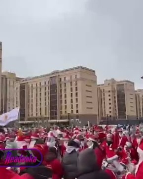 Первый парад Дедов Морозов прошел в Тюмени — на улицах собрались 1300 волшебников